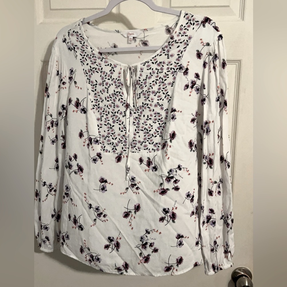 Candie’s women’s long sleeve blouse. White and purple floral. (Xxl)